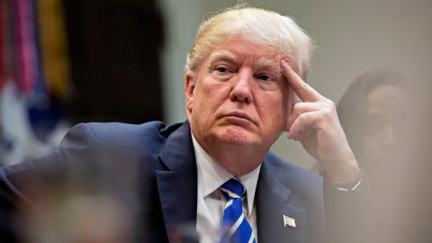 El presidente Trump sigue sin firmar nuevo paquete de ayuda.