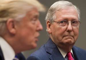 Trump se lanza contra Mitch McConnell por bloquear voto de cheque de $2,000