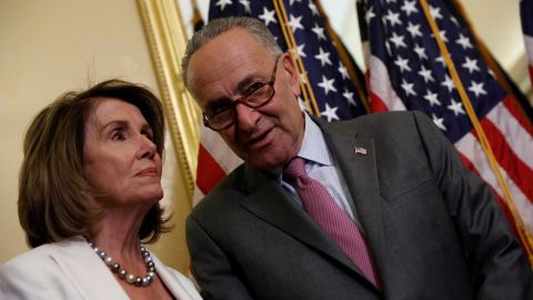 La presidenta de la Cámara, Nancy Pelosi, y el líder demócrata en el Senado, Charles Schumer.