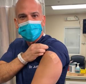 Mira cómo el doctor Juan Rivera se vacuna contra el COVID-19