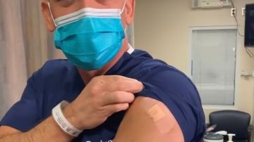 Doctor Juan Rivera se pone la vacuna contra el COVID-19