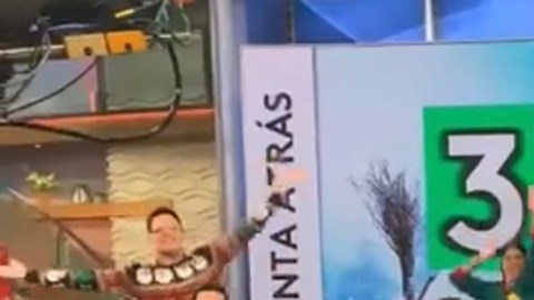 Despierta América con su Ugly Christmas sweater