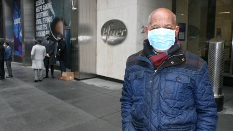 El dominicano Andrés Pérez, de 71 años, "está listo" para ser inmunizado.