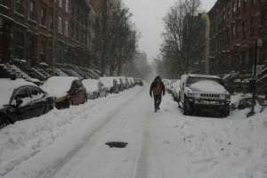 Cierran escuelas y suspenden vacunación en Nueva York por tormenta de nieve