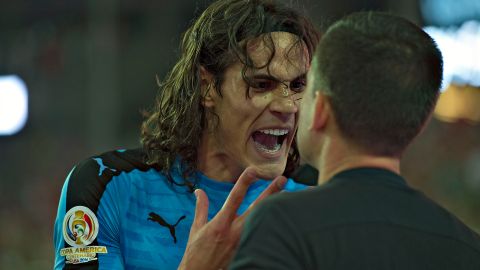 Cavani sería sancionado con tres partidos de suspensión.