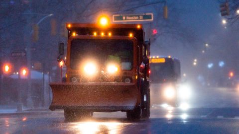 Gobernador alertó que la lluvia, aunada con la nevada de la semana pasada, empeoraría las condiciones en las calles.