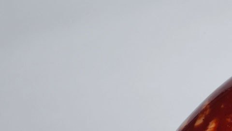 La mortadela es una herencia culinaria italiana. Se elabora con cuello y carne de cerdo, normalmente se le añaden pistaches y granos de pimienta para elevar su sabor.