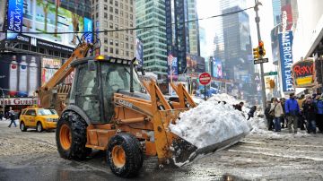 Las autoridades pidieron a los neoyorquinos despejar las calles para hacer más fácil la recogida de la nieve.
