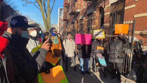 Inquilinos hispanos protestan por las condiciones inseguras y el acoso del propietario de un edificio.