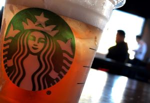 Por qué Starbucks decidió cancelar su "happy hour”