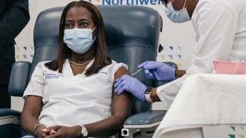 La enfermera Sandra Lindsay se convirtió en la primera persona en todo el país en recibir la vacuna contra el COVID-19, el 14 de diciembre del 2020.