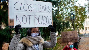 En frente de la Alcaldía, padres han protestado por el cierre de las escuelas en NYC.