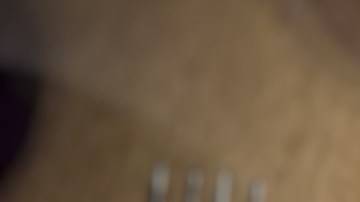 Flautas acompañadas de salsa de aguacate y crema.