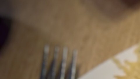 Flautas acompañadas de salsa de aguacate y crema.
