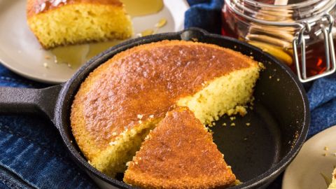 El pan de elote se puede preparar con solo 5 ingredientes.