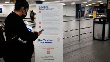 Los viajeros que llegan a NYC de lugares con alta tasa de contagios ya están recibiendo formas del Departamento de Salud.