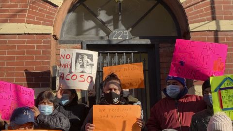 Inquilinos del 229 de la calle 23 en Sunset Park reclaman urgentes reparaciones en el edificio.