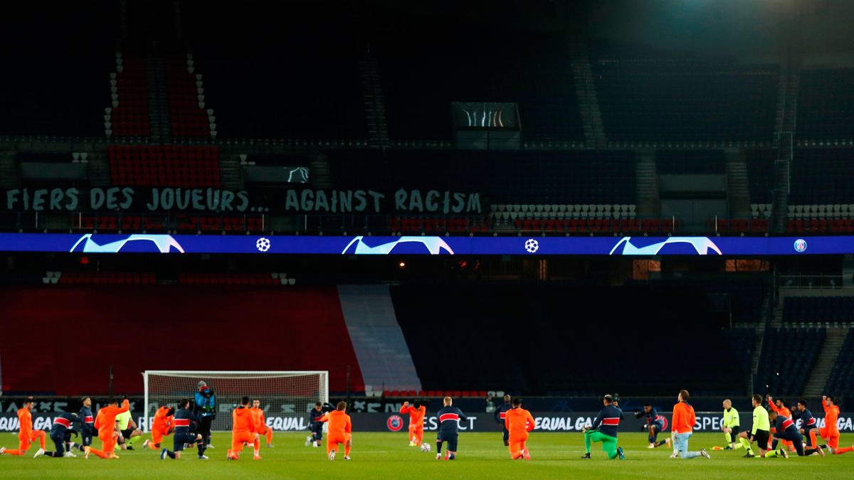 Los jugadores del PSG y del Estambul Basaksehir enviaron un mensaje contra el racismo.