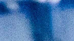 Hirving Lozano dejó la cancha ayudado por el cuerpo médico.