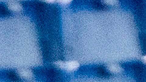 Hirving Lozano dejó la cancha ayudado por el cuerpo médico.