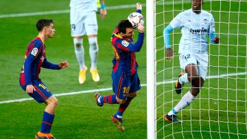 El histórico gol de cabeza de Leo Messi.