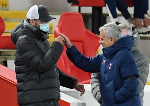 Pleito entre dos monstruos: José Mourinho y Jürgen Klopp se engancharon al terminar su partido