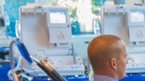 Un bombero neoyorquino dona sangre como parte de la campaña GiveBloodNYC.