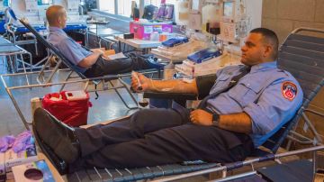 Un bombero neoyorquino dona sangre como parte de la campaña GiveBloodNYC.