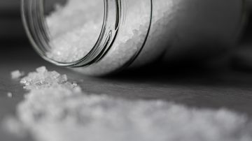 Elimina el salero de tu mesa, si buscas reducir el consumo de sal.