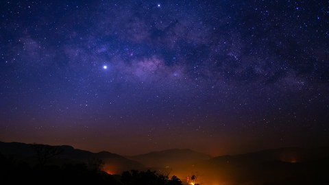 El punto más brillante es Júpiter.