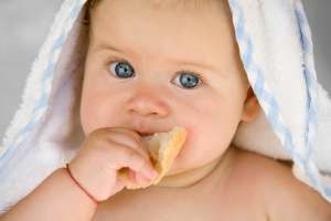Muere bebé por comerse un pan envenenado