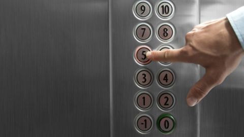 Un joven insistió en subirse al elevador que ya venía lleno.
