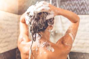 Estilista se vuelve viral en TikTok al mostrar los errores que cometemos al lavarnos el cabello