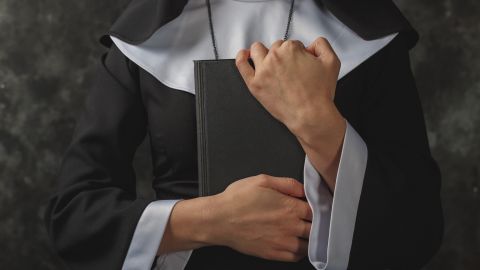 La hermana los habría capado en una situación comprometedora.