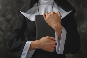 Condenan a sacerdote y monja por haber matado a religiosa que descubrió que eran pareja