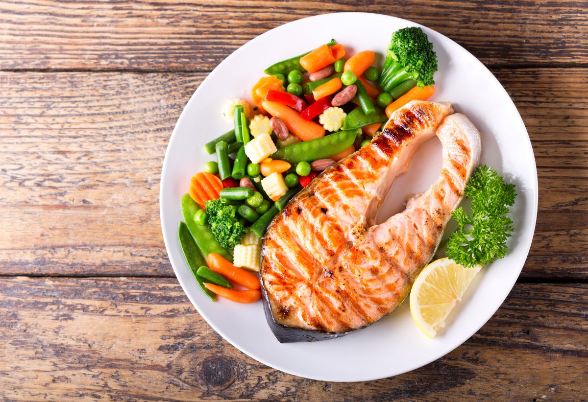 Se recomienda el consumo de abundantes líquidos, verduras suaves cocidas, pescados grasos, frutos rojos y salmón, son amigables con la digestión y brillan por sus propiedades antiinflamatorias.