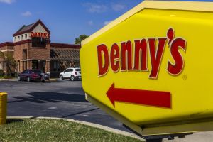 La renuncia desesperada de una empleada de Denny's por clientes que se negaron a usar mascarilla