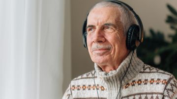 El anciano tenía problemas de audición y no podía usar auriculares.