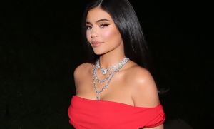Kylie Jenner arrebata suspiros usando un vestido sin sostén que casi deja ver sus senos