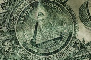 El verdadero origen del triángulo con un ojo dentro que aparece en los billetes de un dólar (y las teorías que alimenta)