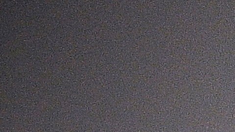 Los trabajadores más jóvenes, como vendedora de Yakarta, son vistos como la población clave para combatir el virus.