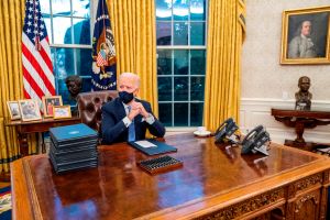 Los simbolismos de la nueva Oficina Oval de Joe Biden (y qué cambió con respecto a la de Trump)