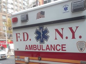Aire acondicionado cae en la cabeza de un bombero en Brooklyn