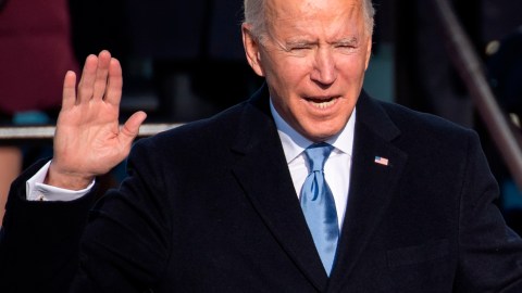 Biden al jurar como presidente.