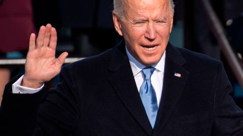 Biden al jurar como presidente.