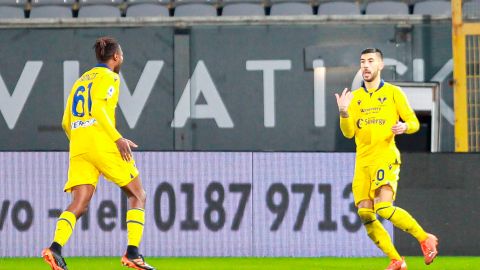 Adrien Tameze y Zaccagni celebran el gol más bello en lo que va del año.