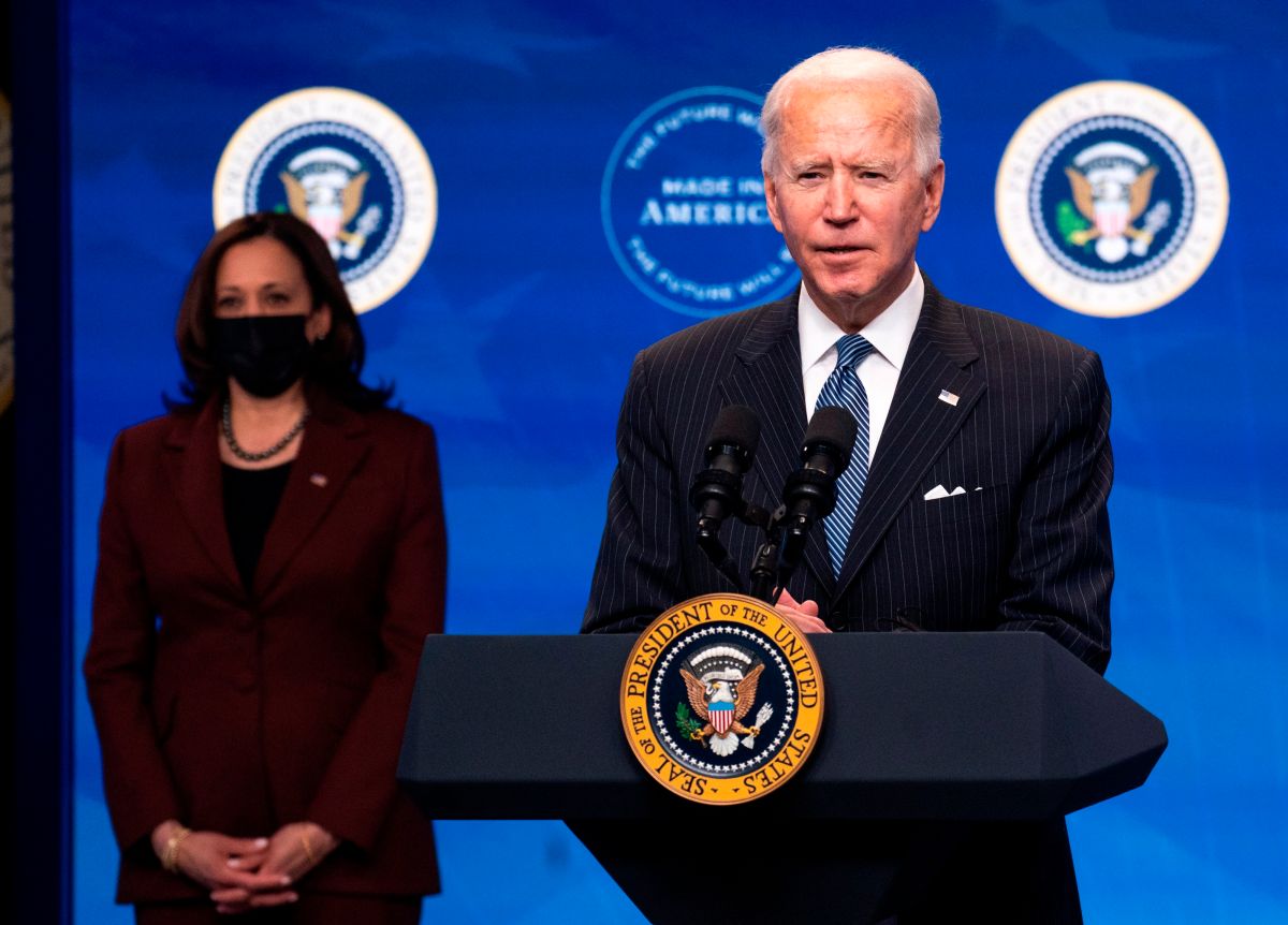 El presidente, Joe Biden, y la vicepresidenta Kamala Harris, antes de la firma de la orden ejecutiva para apoyo de la industria nacional./EFE/EPA/KEVIN DIETSCH 