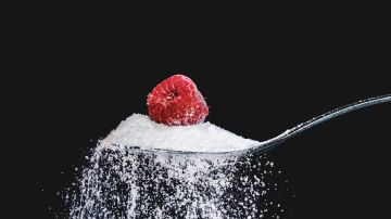 La sucralosa es muy utilizada en los hogares y la industria alimentaria. Su consumo excesivo puede causar alteraciones en la glucosa, a nivel intestinal y activar los antojos por alimentos dulces.