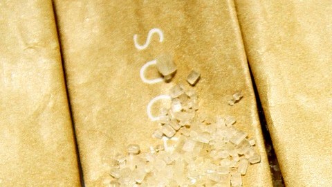 El azúcar moreno sin refinar se somete a menos procesamiento para retener su contenido de melaza.