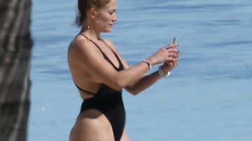 Photo © 2021 Backgrid/The Grosby Group

TURKS AND CAICOS ISLANDS

PREMIUM-EXCLUSIVE

Jennifer Lopez puts her figure on full display as she goes paddle-boarding after a calming meditation session on the beach in Turks and Caicos Islands.

Pictured: Jennifer Lopez

6 JANUARY 2021